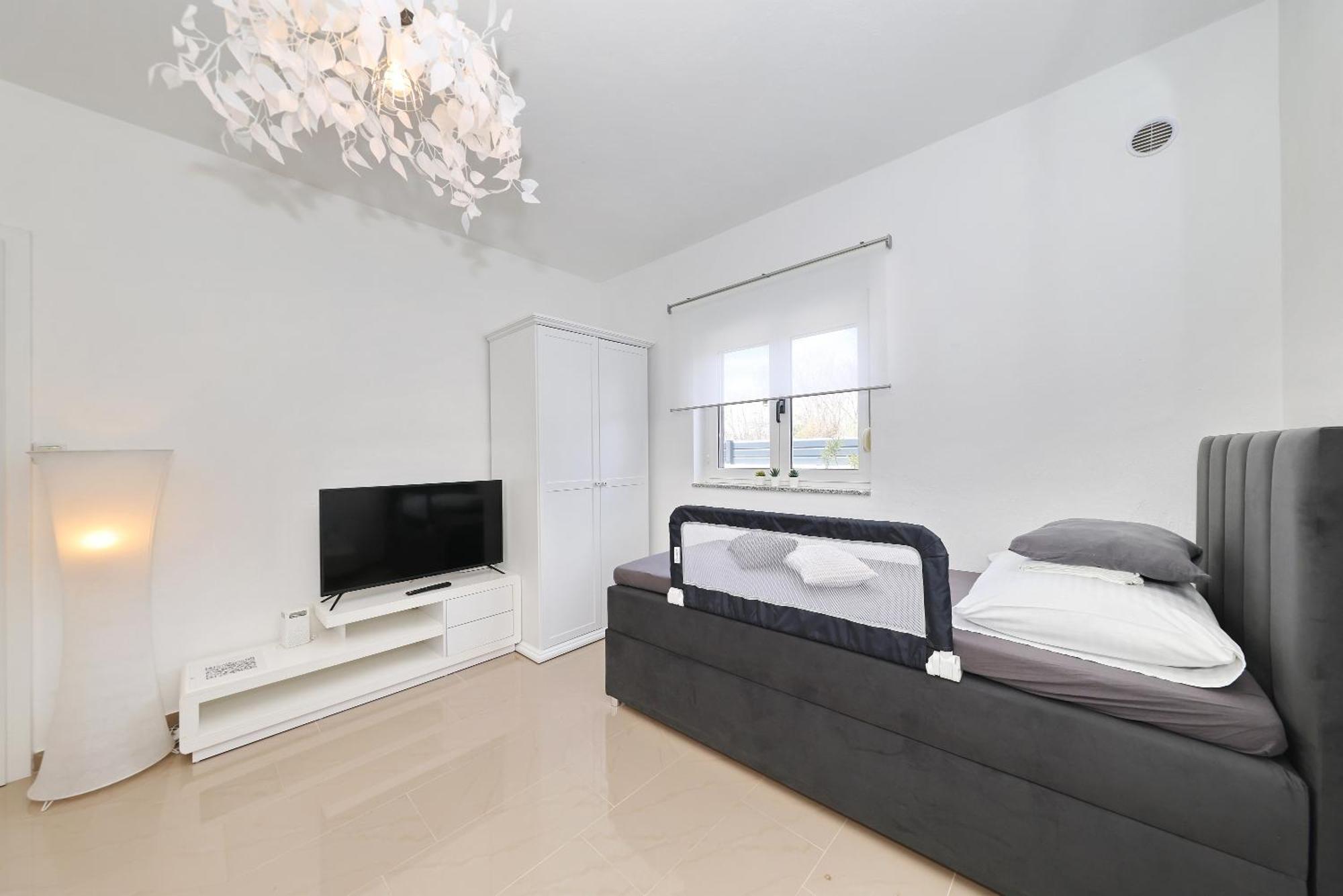 Apartments Rosini, 300M From The Beach With Shared Tavern And Bikes, Nin Exterior photo